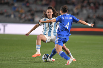 Auckland, Nueva Zelanda.- En las fotos tomadas el 24 de julio del 2023, durante el partido entre Italia y Argentina en el Mundial Femenino de la FIFA, válido por el Grupo G en el estadio Eden Park de Auckland, Nueva Zelanda. Italia derrotó este lunes a Argentina 1-0 con un gol en el final del partido intensamente disputado.