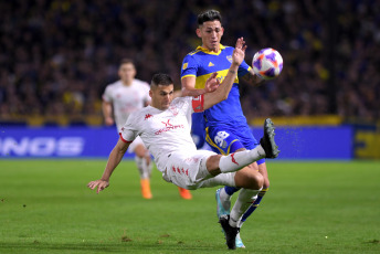 Buenos Aires, Argentina.- En las fotos tomadas el 10 de julio del 2023, durante el partido entre Boca Juniors y Huracán en la Bombonera por la fecha 24 de la Liga Profesional. Con gol de Luis Vázquez, Boca Juniors derrotó 1-0 a Huracán y regresó a la victoria. El Globo suma 14 partidos sin ganar y es su cuarta derrota seguida.