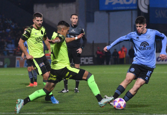 Córdoba, Argentina.- In the photos taken on July 6, 2023, during the match between Belgrano and Barracas Central at the Julio César Villagra stadium in a match corresponding to date 23 of the Professional League. Belgrano defeated Barracas Central 2-0 with goals from Brian Calderara at the start of the game and from former Talleres Francisco Álvarez in the second half.