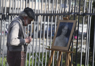 Buenos Aires, Argentina.- En las fotos tomadas el 26 de julio del 2023, un grupo artístico homenajeó en Plaza de Mayo a Evita a 71 años de su fallecimiento, una de las mujeres argentinas más influyente de la historia del país. En distintas ciudades, organizaciones sociales, sindicatos y gremiales homenajearon a la dirigente argentina del siglo XX. De esta manera, actos, encuentros y actividades culturales se llevaron a cabo en todo el país este 26 de julio.