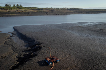 Montevideo, Uruguay.- En las fotos tomadas el 10 de julio del 2023, muestra en los niveles más bajos el embalse Paso Severino que abastece Montevideo y zonas aledañas. El Gobierno de Uruguay informó que sus reservas de agua potable están al 1,8 % y que podrían acabarse dentro de 10 días, lo que los obliga a recurrir al Río de la Plata para abastecerse, a pesar de los elevados porcentajes de sal que contiene.