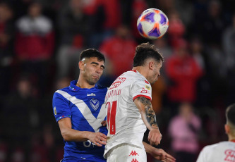 Buenos Aires, Argentina.- En las fotos tomadas el 30 de julio del 2023, durante el partido entre Huracán y Vélez por la 27ma. y última fecha de la Liga Profesional de Fútbol en el estadio Tomás Adolfo Ducó. Huracán derrotó a Vélez Sarsfield por 1-0 como local. Tras el encuentro, el defensor uruguayo de los de Liniers, Diego Godín, anunció su retiro del fútbol.