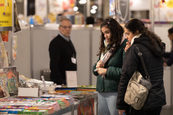 Buenos Aires, Argentina.- En las fotos tomadas el 14 de julio del 2023, argentinos visitan los stands de la Feria del Libro Infantil y Juvenil en el Centro Cultural Kirchner (CCK). Más de 100 espectáculos de narración, 200 talleres de ciencia, más de 100 talleres de ilustración, un festival de historieta para chicos entre 6 y 12 años y otro para jóvenes lectores de entre 13 y 17, son solo algunas de las actividades que integran este gran evento cultural de la literatura infantil y juvenil.