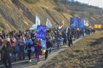 Jujuy, Argentina.- En las fotos tomadas el 25 de julio del 2023, comunidades indígenas integrantes del tercer Malón de la Paz iniciaron desde La Quiaca una marcha rumbo a Buenos Aires en defensa de sus territorios, de sus recursos naturales y contra la reforma constitucional impulsada por el gobernador Gerardo Morales. La mayoría automática de Juntos por el Cambio en la legislatura provincial impuso la creación de una comisión especial para identificar a quienes participaron de las movilizaciones. Asimismo, se aprobó el aumento de la multa económica por las contravenciones.