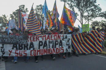 Jujuy, Argentina.- En las fotos tomadas el 25 de julio del 2023, comunidades indígenas integrantes del tercer Malón de la Paz iniciaron desde La Quiaca una marcha rumbo a Buenos Aires en defensa de sus territorios, de sus recursos naturales y contra la reforma constitucional impulsada por el gobernador Gerardo Morales. La mayoría automática de Juntos por el Cambio en la legislatura provincial impuso la creación de una comisión especial para identificar a quienes participaron de las movilizaciones. Asimismo, se aprobó el aumento de la multa económica por las contravenciones.