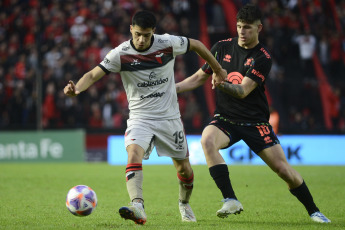 Santa Fe, Argentina.- En las fotos tomadas el 10 de julio del 2023, durante el partido entre Colón y Belgrano en el Estadio Brigadier Gral. Estanislao López. Colón y Belgrano fueron protagonistas de un 0-0. De los últimos 11 partidos que jugó Colón, solamente ganó uno. Por su parte, Belgrano no ganaba hace tres partidos y no pudo cortar la racha.