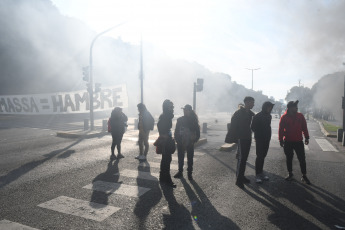 Buenos Aires, Argentina.- En las fotos tomadas el 4 de julio del 2023, organizaciones sociales marcharon a la sede de Desarrollo Social en reclamo de un aumento de programas de asistencia social y alimentos para los comedores populares. La jornada de protestas tuvo réplicas en Neuquén, Río Negro, Santa Fé, Corrientes, Misiones y otras provincias del interior del país a pocas semanas de las elecciones primarias.