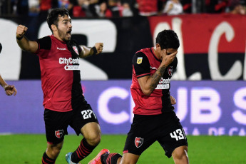 Rosario, Argentina.- En las fotos tomadas el 3 de julio del 2023, durante el partido entre Newell’s y Gimnasia en el Estadio Marcelo Bielsa, en el cierre de la fecha 22 de la Liga Profesional Argentina. Newell’s empató 2-2 con Gimnasia. Gimnasia anotó por medio de Benjamín Domínguez y Cristian Tarragona. Mientras que Newell's anotó gol de Guillermo Ortíz y empató con Lisandro Montenegro.