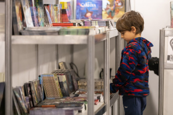 Buenos Aires, Argentina.- En las fotos tomadas el 14 de julio del 2023, argentinos visitan los stands de la Feria del Libro Infantil y Juvenil en el Centro Cultural Kirchner (CCK). Más de 100 espectáculos de narración, 200 talleres de ciencia, más de 100 talleres de ilustración, un festival de historieta para chicos entre 6 y 12 años y otro para jóvenes lectores de entre 13 y 17, son solo algunas de las actividades que integran este gran evento cultural de la literatura infantil y juvenil.