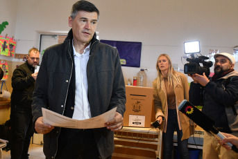 Córdoba, Argentina.- En las fotos tomadas el 23 de julio del 2023, las personas emiten su voto en las elecciones para renovar autoridades municipales de la ciudad de Córdoba. Escrutadas el 99