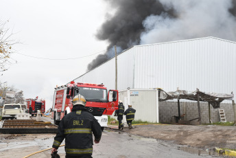 Lomas de Zamora, Argentina.- En las fotos tomadas el 9 de julio del 2023, muestra el incendio en el galpón de una cooperativa de reciclado de Villa Fiorito, en el partido bonaerense de Lomas de Zamora. Tras el incendio, no se reportaron víctimas fatales ni heridos. De acuerdo a lo informado por integrantes de la cooperativa, las máquinas del depósito se encontraban “apagadas” debido a que en el lugar no se realizan actividades.