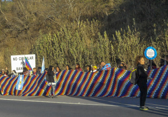 Jujuy, Argentina.- En las fotos tomadas el 25 de julio del 2023, comunidades indígenas integrantes del tercer Malón de la Paz iniciaron desde La Quiaca una marcha rumbo a Buenos Aires en defensa de sus territorios, de sus recursos naturales y contra la reforma constitucional impulsada por el gobernador Gerardo Morales. La mayoría automática de Juntos por el Cambio en la legislatura provincial impuso la creación de una comisión especial para identificar a quienes participaron de las movilizaciones. Asimismo, se aprobó el aumento de la multa económica por las contravenciones.