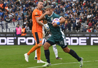 Buenos Aires, Argentina.- En las fotos tomadas el 24 de julio del 2023, durante el partido entre Gimnasia y Talleres en el estadio Kempes Nahuel Bustos. Talleres empató 2-2 con Gimnasia, Gastón Benavídez abrieron el marcador para la T, pero el Lobo igualó las acciones con doblete de Eric Ramírez.