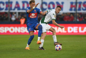 Buenos Aires, Argentina.- En las fotos tomadas el 5 de julio del 2023, durante el partido entre Banfield y Tigre en el Estadio Monumental de Victoria (José Dellagiovanna) por la Liga Profesional Argentina. Banfield venció por 2-1 a Tigre con un doblete de Bisanz, mientras que Luciatti consiguió el descuento y luego se fue expulsado.