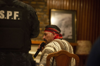 Chubut, Argentina.- En las fotos tomadas el 27 de julio del 2023, durante el juicio de extradición del referente mapuche Facundo Jones Huala (foto) en el Escuadrón 36 de Gendarmería, en la ciudad de Esquel, provincia de Chubut. Huala, prófugo de la Justicia chilena desde febrero de 2022 y detenido en Argentina en enero pasado, fue condenado por delitos de incendio y porte ilegal de armas cometidos en Chile en 2013.