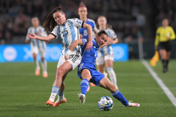 Auckland, Nueva Zelanda.- En las fotos tomadas el 24 de julio del 2023, durante el partido entre Italia y Argentina en el Mundial Femenino de la FIFA, válido por el Grupo G en el estadio Eden Park de Auckland, Nueva Zelanda. Italia derrotó este lunes a Argentina 1-0 con un gol en el final del partido intensamente disputado.