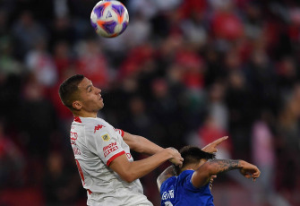 Buenos Aires, Argentina.- En las fotos tomadas el 30 de julio del 2023, durante el partido entre Huracán y Vélez por la 27ma. y última fecha de la Liga Profesional de Fútbol en el estadio Tomás Adolfo Ducó. Huracán derrotó a Vélez Sarsfield por 1-0 como local. Tras el encuentro, el defensor uruguayo de los de Liniers, Diego Godín, anunció su retiro del fútbol.