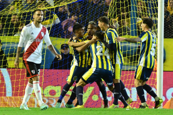 Rosario, Argentina.- En las fotos tomadas el 23 de julio del 2023, durante el partido entre River Plate y Rosario Central, en el Gigante de Arroyito, en un partido válido por la 26ta y penúltima fecha de la Liga Profesional de Fútbol. River en condición de visitante empató con Rosario Central 3 a 3. El equipo dirigido por Miguel Ángel Russo se enfrentará en la siguiente jornada ante Belgrano, mientras que River jugará ante Racing Club.