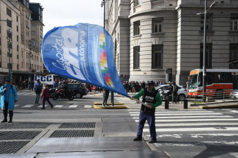 Buenos Aires, Argentina.- En las fotos tomadas el 13 de julio del 2023, organizaciones sociales se concentraron y marcharon por un aumento del salario mínimo. El Consejo del Salario Mínimo, Vital y Móvil aprobó este jueves por mayoría un aumento del 34 % en tres tramos (julio a septiembre), lo que elevará ese ingreso a 105.500 pesos este mes, a 112.500 en agosto y a 118.000 pesos en septiembre.