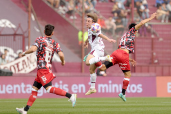 Buenos Aires, Argentina.- En las fotos tomadas el 30 de julio del 2023, durante el partido entre Lanús y Barracas Central por la fecha 27 de la LPF 2023 en el Estadio Ciudad de Lanús Néstor Díaz Pérez. Lanús venció 2-0 a Barracas Central y logró meterse en la zona de clasificación para la Copa Libertadores de América. El Granate se impuso con los goles de Pedro De la Vega y Franco Troyanski.