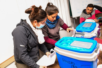 San Juan, Argentina.- En las fotos tomadas el 18 de julio del 2023, profesionales de la salud participan de una jornada de vacunación. El equipo de investigación que desarrolla la vacuna ARVAC Cecilia Grierson, informó que completó el ensayo clínico de fase 3 y presentará la información correspondiente a la ANMAT para continuar el proceso de evaluación y los próximos pasos hacia la eventual aprobación de la vacuna.