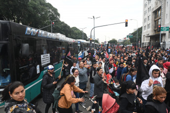 Buenos Aires, Argentina.- En las fotos tomadas el 4 de julio del 2023, organizaciones sociales marcharon a la sede de Desarrollo Social en reclamo de un aumento de programas de asistencia social y alimentos para los comedores populares. La jornada de protestas tuvo réplicas en Neuquén, Río Negro, Santa Fé, Corrientes, Misiones y otras provincias del interior del país a pocas semanas de las elecciones primarias.