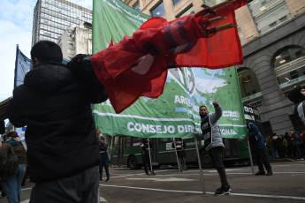 Buenos Aires, Argentina.- En las fotos tomadas el 13 de julio del 2023, organizaciones sociales se concentraron y marcharon por un aumento del salario mínimo. El Consejo del Salario Mínimo, Vital y Móvil aprobó este jueves por mayoría un aumento del 34 % en tres tramos (julio a septiembre), lo que elevará ese ingreso a 105.500 pesos este mes, a 112.500 en agosto y a 118.000 pesos en septiembre.