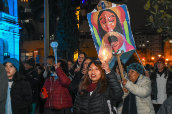 Jujuy, Argentina.- En las fotos tomadas el 18 de julio del 2023, espacios sindicales, pueblos originarios, organizaciones sociales y de derechos humanos de Jujuy hicieron una nueva marcha de antorchas en la capital bajo la consigna "arriba los derechos, abajo la reforma", que enmarca las sostenidas protestas contra las modificaciones en la Carta Magna local impulsadas por el gobernador Gerardo Morales.