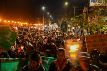 Jujuy, Argentina.- En las fotos tomadas el 5 de julio del 2023, gremios docentes y estatales continúan con las movilizaciones en demanda de recomposición salarial para ambos sectores. El rápido tratamiento y aprobación de la reforma parcial de la Constitución de Jujuy, entre protestas multitudinarias, implicó en su proceso reiterados hechos de represión, allanamientos controvertidos, el armado de causas y detenciones cuestionadas por colectivos de derechos humanos, al cumplirse este miércoles un mes del inicio de las protestas.