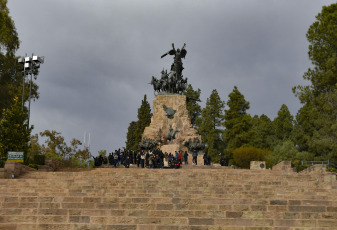 Mendoza, Argentina.- En las fotos tomadas el 7 de julio del 2023, turistas visitan la ciudad de Mendoza durante las vacaciones de invierno. Autoridades turísticas de la Argentina esperan que, en la temporada turística invernal, se ingresen unos 1.000 millones de dólares por gastos provenientes del casi millón y medio de visitantes extranjeros que se prevé recibir. "Esperamos más de 5,5 millones de turistas, con 1,5 millones de turistas del exterior, y un impacto económico de más de 1.000 millones de dólares en términos de turistas extranjeros", dijo el ministro de Turismo y Deportes de Argentina, Matías Lammens.