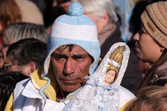 Corrientes, Argentina.- En las fotos tomadas el 16 de julio del 2023, se realizó la procesión náutica por el río Paraná, que incluye el encuentro de las imágenes de las vírgenes de Itatí con la de Caacupé, proveniente de Paraguay, en el marco de el 123° aniversario de la coronación pontificia de la Virgen de Itatí. Del evento, participaron más de 300.000 personas con el lema “Con María de Itatí, aprendemos a escuchar, discernir y misionar”. Itatí deviene de las palabras guaraníes "itá morotí", que significa “punta de piedra” y su abreviación da origen al nombre.