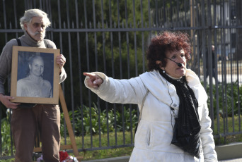 Buenos Aires, Argentina.- En las fotos tomadas el 26 de julio del 2023, un grupo artístico homenajeó en Plaza de Mayo a Evita a 71 años de su fallecimiento, una de las mujeres argentinas más influyente de la historia del país. En distintas ciudades, organizaciones sociales, sindicatos y gremiales homenajearon a la dirigente argentina del siglo XX. De esta manera, actos, encuentros y actividades culturales se llevaron a cabo en todo el país este 26 de julio.