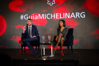 Buenos Aires, Argentina.- En las fotos tomadas el 25 de julio del 2023, el ministro de Turismo y Deporte de la Nación, Matías Lammens (izquierda), y Eliana Banchik (derecha), CEO de Michelin Argentina, firmaron un contrato por tres años para la llegada de la guía al país. La Guía Michelin, una de las más prestigiosa del mundo en gastronomía, anunció que en su primera incursión en el país sus inspectores examinarán y recomendarán los restaurantes de calidad de la Ciudad de Buenos Aires y Mendoza, donde los elegidos se conocerán el 24 de noviembre, lo que convirtió a la Argentina en el primer país de habla hispana de Latinoamerica en ser incluido en la afamada nómina.