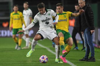 Buenos Aires, Argentina.- En las fotos tomadas el 23 de julio del 2023, durante el partido entre Defensa y Justicia y Sarmiento por la 26ta. fecha de la Liga Profesional de Fútbol en el Estadio Norberto Tomaghello. Defensa y Justicia venció por 3-0 a Sarmiento como local. Para Defensa y Justicia los goles fueron marcados por Nicolás Tripicchio (a los 11 minutos), David Barbona (a los 54 minutos) y Facundo Echevarría (a los 93 minutos). En la próxima fecha, Sarmiento se medirá con Banfield, mientras que Defensa y Justicia tendrá como rival a Union.