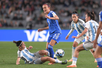 Auckland, Nueva Zelanda.- En las fotos tomadas el 24 de julio del 2023, durante el partido entre Italia y Argentina en el Mundial Femenino de la FIFA, válido por el Grupo G en el estadio Eden Park de Auckland, Nueva Zelanda. Italia derrotó este lunes a Argentina 1-0 con un gol en el final del partido intensamente disputado.