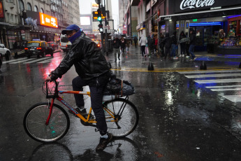 Buenos Aires, Argentina.- En las fotos tomadas el 13 de julio del 2023, muestra las calles de Buenos Aires en medio de las lluvias. El Servicio Meteorológico Nacional (SMN) lanzó este miércoles una alerta por tormentas fuertes con lluvias intensas y ráfagas de viento de hasta 50 kilómetros por hora. Según indicó el organismo, la advertencia naranja y amarilla rige para las provincia de Buenos Aires, Santa Fe, Corrientes, Entre Ríos y Chaco.