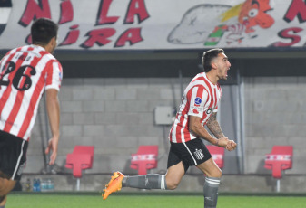 Buenos Aires, Argentina.- En las fotos tomadas el 18 de julio del 2023, durante el partido entre Estudiantes de La Plata y Barcelona de Guayaquil en el Estadio Jorge Luis Hirschi por la Copa Sudamericana. Estudiantes superó 4-0 a Barcelona de Guayaquil y se clasificó a los octavos de final de la Copa Sudamericana. Mauro Méndez marcó un doblete y Benjamín Rollheiser amplió las diferencias con un gol para el equipo local. En el segundo tiempo Guido Carrillo anotó el cuarto. Con este resultado el Pincha revirtió la derrota 2-1 en el partido de ida.