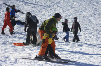 Mendoza, Argentina.- En las fotos tomadas el 7 de julio del 2023, turistas visitan la ciudad de Mendoza durante las vacaciones de invierno. Autoridades turísticas de la Argentina esperan que, en la temporada turística invernal, se ingresen unos 1.000 millones de dólares por gastos provenientes del casi millón y medio de visitantes extranjeros que se prevé recibir. "Esperamos más de 5,5 millones de turistas, con 1,5 millones de turistas del exterior, y un impacto económico de más de 1.000 millones de dólares en términos de turistas extranjeros", dijo el ministro de Turismo y Deportes de Argentina, Matías Lammens.