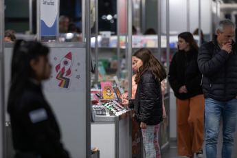 Buenos Aires, Argentina.- En las fotos tomadas el 14 de julio del 2023, argentinos visitan los stands de la Feria del Libro Infantil y Juvenil en el Centro Cultural Kirchner (CCK). Más de 100 espectáculos de narración, 200 talleres de ciencia, más de 100 talleres de ilustración, un festival de historieta para chicos entre 6 y 12 años y otro para jóvenes lectores de entre 13 y 17, son solo algunas de las actividades que integran este gran evento cultural de la literatura infantil y juvenil.