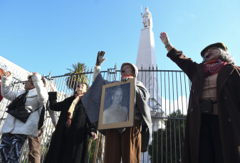 Buenos Aires, Argentina.- En las fotos tomadas el 26 de julio del 2023, un grupo artístico homenajeó en Plaza de Mayo a Evita a 71 años de su fallecimiento, una de las mujeres argentinas más influyente de la historia del país. En distintas ciudades, organizaciones sociales, sindicatos y gremiales homenajearon a la dirigente argentina del siglo XX. De esta manera, actos, encuentros y actividades culturales se llevaron a cabo en todo el país este 26 de julio.