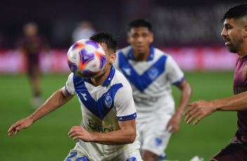 Lanús, Argentina.- En las fotos tomadas el 4 de julio del 2023, durante el partido entre Vélez y Lanús en la jornada 23 de la Liga Profesional Argentina en el Estadio Ciudad de Lanús. Vélez venció por 1-0 a Lanús como visitante, con gol de Walter Bou, a los 42 minutos. En la próxima fecha, Vélez se medirá con Godoy Cruz, mientras que Lanús tendrá como rival a Defensa y Justicia.