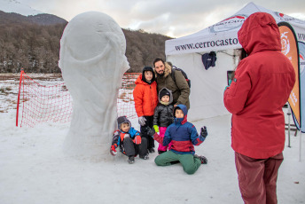 Ushuaia, Argentina.- En las fotos tomadas el 8 de julio del 2023, una multitud presenció la bajada de antorchas en la Fiesta Nacional del Invierno en Ushuaia, la cual se lleva a cabo desde hace 22 años. Este año, se obtuvo el carácter nacional del evento, celebrándose la "Primera Edición de la Fiesta Nacional del Invierno".