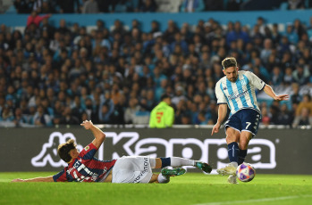 Buenos Aires, Argentina.- In the photos taken on July 5, 2023, during the match between San Lorenzo and Racing for the Argentine Professional League title at the Cilindro de Avellaneda. San Lorenzo drew 1-1 with Racing in a controversial duel, with one expelled by side, unsanctioned penalty claims and a draw that left Boedo's team without a chance to fight River for the title.