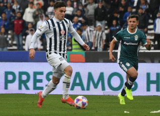 Buenos Aires, Argentina.- En las fotos tomadas el 24 de julio del 2023, durante el partido entre Gimnasia y Talleres en el estadio Kempes Nahuel Bustos. Talleres empató 2-2 con Gimnasia, Gastón Benavídez abrieron el marcador para la T, pero el Lobo igualó las acciones con doblete de Eric Ramírez.