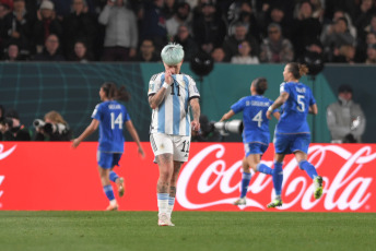 Auckland, Nueva Zelanda.- En las fotos tomadas el 24 de julio del 2023, durante el partido entre Italia y Argentina en el Mundial Femenino de la FIFA, válido por el Grupo G en el estadio Eden Park de Auckland, Nueva Zelanda. Italia derrotó este lunes a Argentina 1-0 con un gol en el final del partido intensamente disputado.