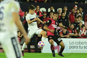 Rosario, Argentina.- En las fotos tomadas el 3 de julio del 2023, durante el partido entre Newell’s y Gimnasia en el Estadio Marcelo Bielsa, en el cierre de la fecha 22 de la Liga Profesional Argentina. Newell’s empató 2-2 con Gimnasia. Gimnasia anotó por medio de Benjamín Domínguez y Cristian Tarragona. Mientras que Newell's anotó gol de Guillermo Ortíz y empató con Lisandro Montenegro.