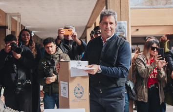 San Juan, Argentina.- En las fotos tomadas el 3 de julio del 2023, el gobernador de San Juan, Sergio Uñac, emite su voto durante las elecciones locales en San Juan. Uñac, reconoció la derrota del oficialismo en las elecciones locales, felicitó a quien será su sucesor y consideró que “hay un proceso de 20 años de peronismo” en la provincia que se debe “reestructurar”.