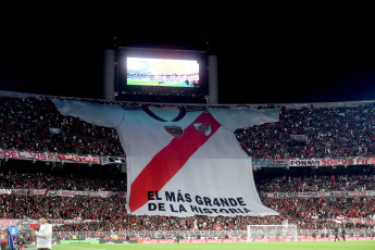 Buenos Aires, Argentina.- En las fotos tomadas el 15 de julio del 2023, River Plate celebra su inminente consagración en la Liga Profesional de Fútbol (LPF) tras el partido con Estudiantes de La Plata en el Monumental. River Plate venció a Estudiantes de La Plata por 3 a 1 y se coronó campeón de la Liga Profesional de Fútbol con dos fechas de anticipación, acompañado por 86.000 fervorosos hinchas que vivieron una fiesta completa en el Monumental.