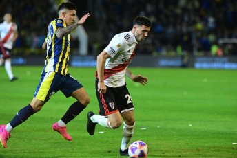 Rosario, Argentina.- En las fotos tomadas el 23 de julio del 2023, durante el partido entre River Plate y Rosario Central, en el Gigante de Arroyito, en un partido válido por la 26ta y penúltima fecha de la Liga Profesional de Fútbol. River en condición de visitante empató con Rosario Central 3 a 3. El equipo dirigido por Miguel Ángel Russo se enfrentará en la siguiente jornada ante Belgrano, mientras que River jugará ante Racing Club.