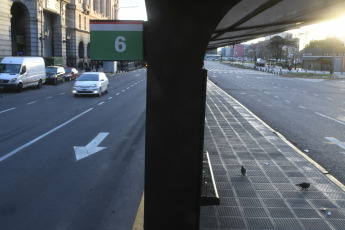 Buenos Aires, Argentina.- En las fotos tomadas el 7 de julio del 2023, muestra las calles de Buenos Aires en medio del paro de colectivos. Un paro de colectivos y una medida de fuerza sorpresiva en el Tren Sarmiento de empleados jerárquicos que reclaman la homologación del Convenio Colectivo -firmado en enero de 2022- dejó sin poder viajar a millones de pasajeros que buscaron formas alternativas para poder llegar al trabajo.